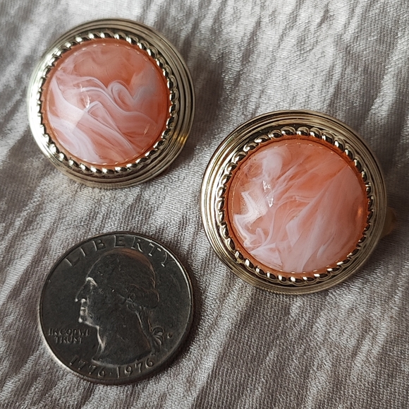 Light Weight Vintage Peach Swirl Gold Tone Clip Earrings EUC - Picture 2 of 8